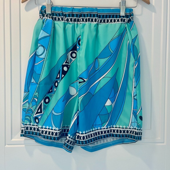 Matching High-waisted Shorts + Cover Up - Picture 4 of 7